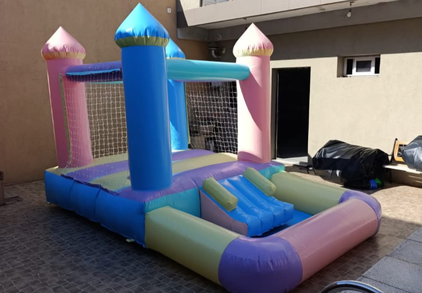 Inflable pastel con pelotero 2,5x4